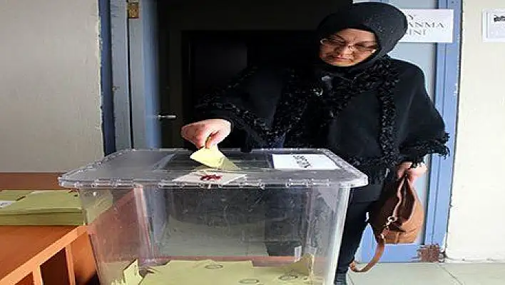 Gurbetçi vatandaşlar referandum için oylarını kullanmaya devam ediyor