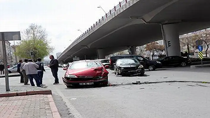 Kavşakta çarpışan otomobillerde maddi hasar meydana geldi 