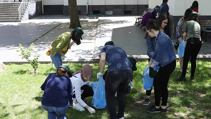 ERÜ'lü Öğrenciler İzmarit Topladı