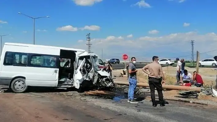 Minibüs aydınlatma direğine çarptı: 5 yaralı