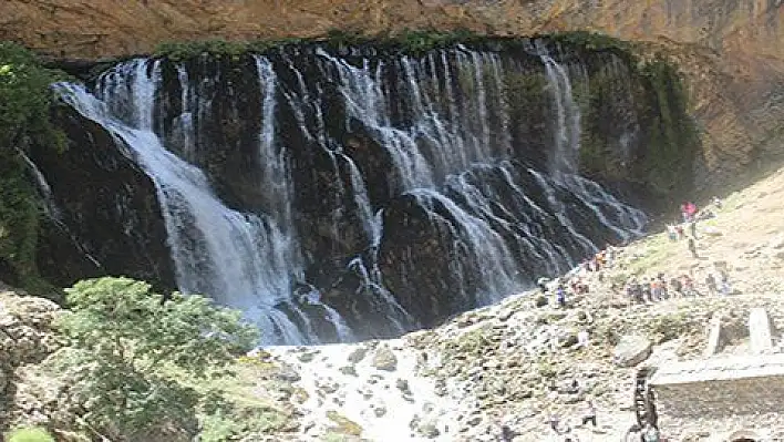 Kapuzbaşı Takım Şelalelerine ziyaretçi akını 