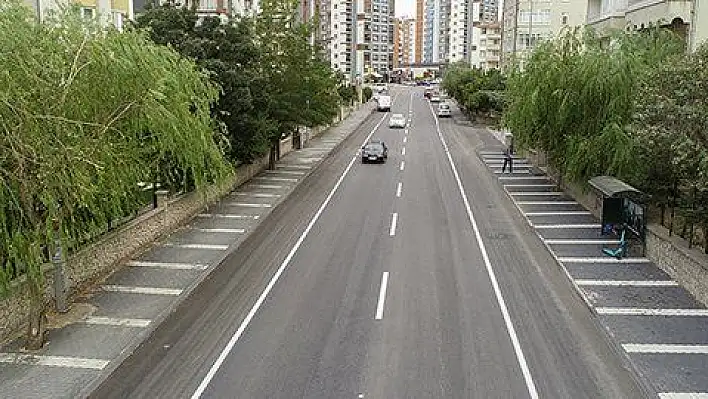 Yenilenen çimenli caddesi fark kattı