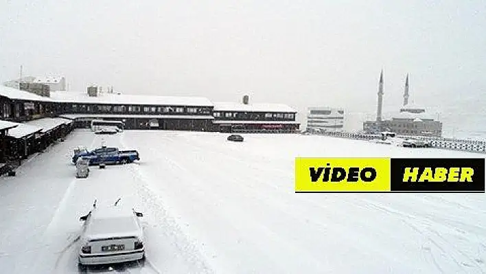 Erciyes'e lapa lapa kar yağdı 