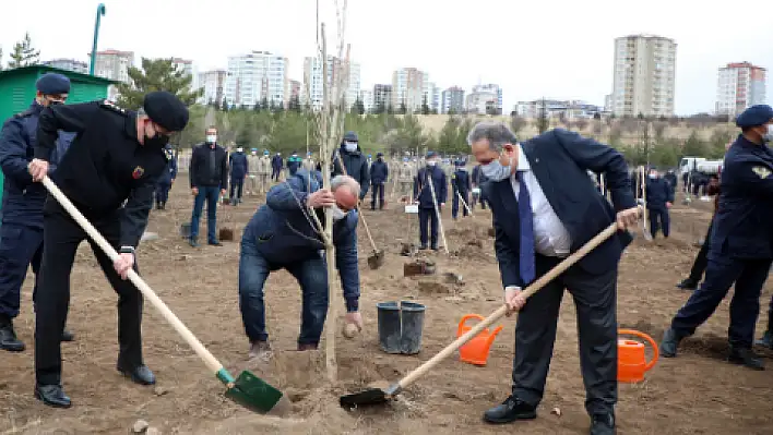 Yalçın'dan jandarma fidanlığına ağaç