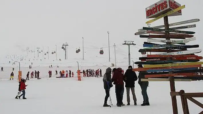 Erciyes'te pistler kayakseverlerle doldu