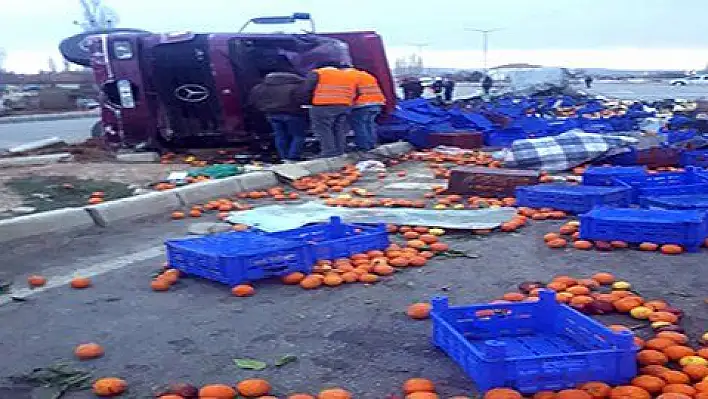 Meyve yüklü tır devrildi: 1 ölü, 1 yaralı 