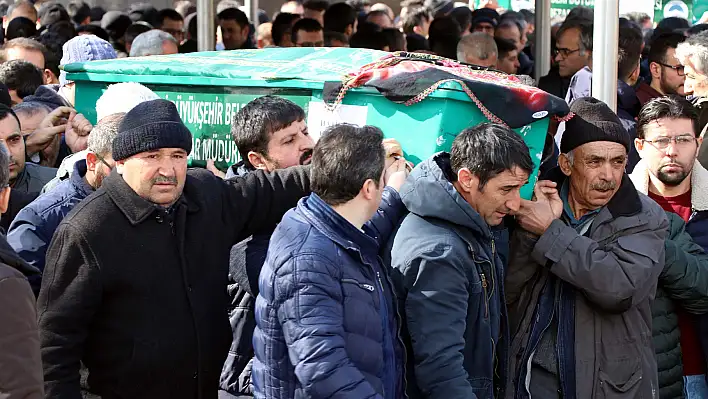 Kızıyla otomobil çarpan kadın, toprağa verildi