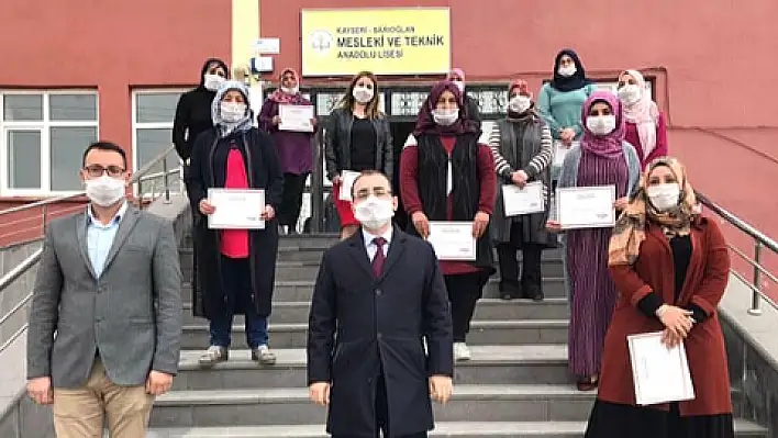 Sarıoğlan Halk Eğitim Merkezi'nde 7 bin adet maske üretildi