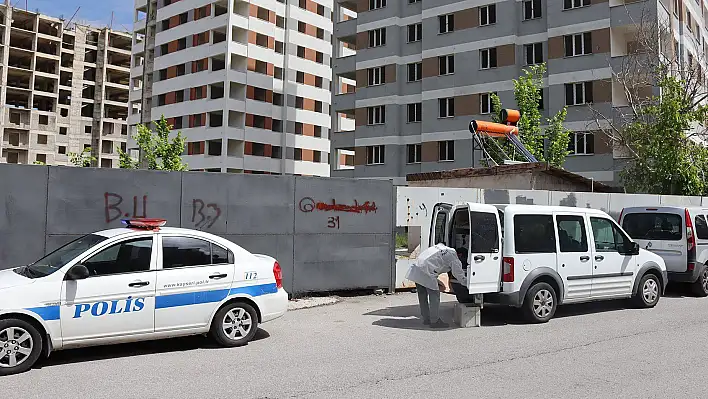 9'uncu kattan atladı, ağır yaralandı