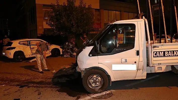 Kayseri'de otomobille kamyonet çarpıştı: 3 yaralı