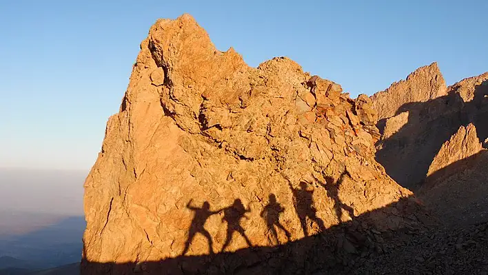 Erciyes'in zirvesinde gölge dansı