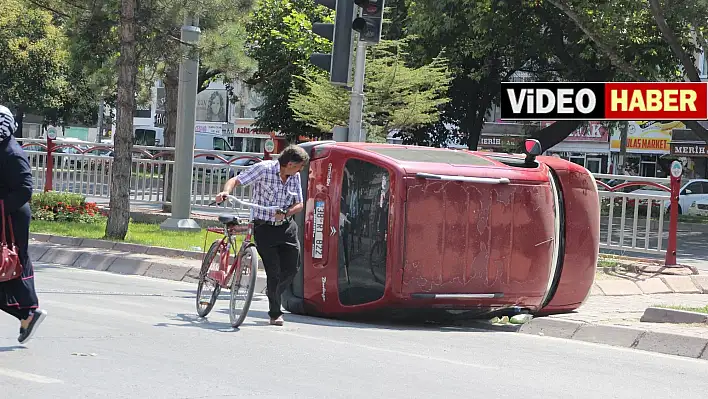 Direksiyon hakimiyeti kaybolan otomobil yan yattı