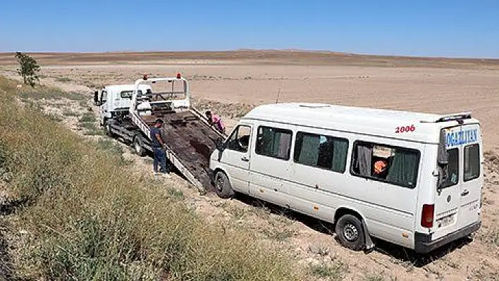 Lastiği patlayan yolcu minibüsü şarampole yuvarlandı: 17 yaralı