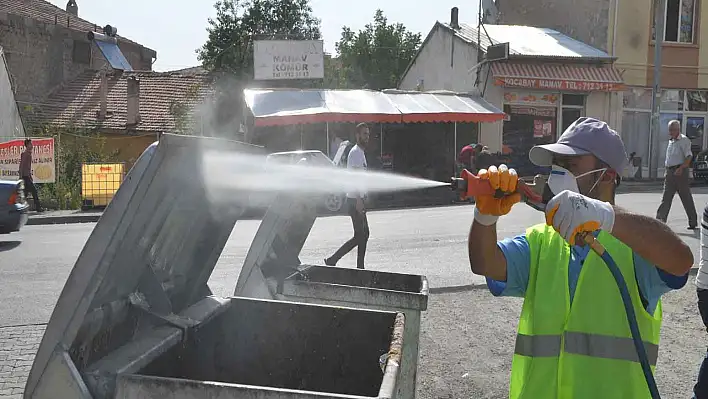 Bayram sonrası çöp konteynerleri dezenfekte edildi 