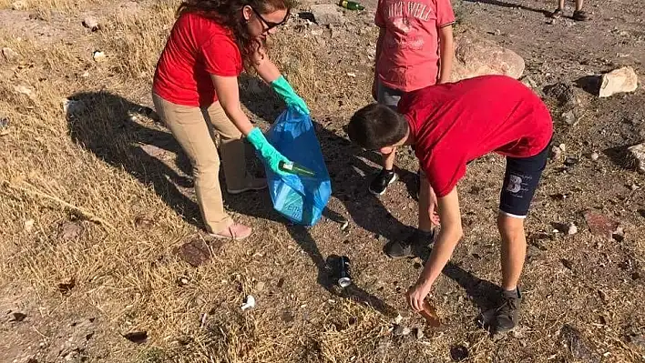 Kaymakam Duru, Dünya Çevre ve Temizlik Günü'nde çöp topladı