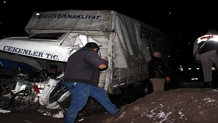 Kamyonlar kafa kafaya çarpıştı: 1 ölü, 1 yaralı