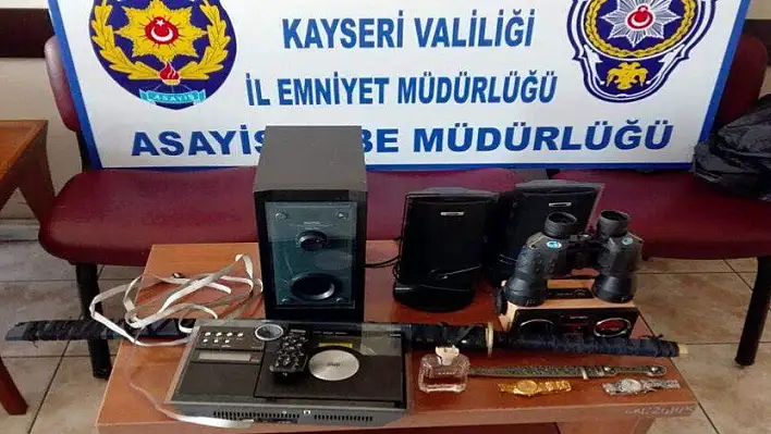 Ev fareleri çatıda suçüstü yakalandı