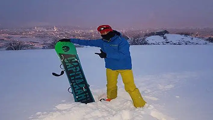 2 bin rakımlı dağdan snowboard ile kaydı 