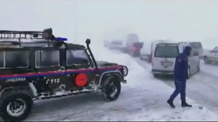 Erciyes'te mahsur kalan vatandaşların imdadına jandarma yetişti