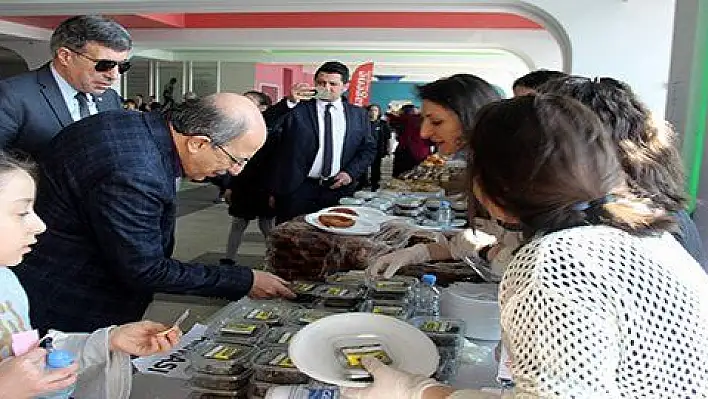 Özel Tekden Ortaokulu öğrencileri Mehmetçik için kermes düzenledi 