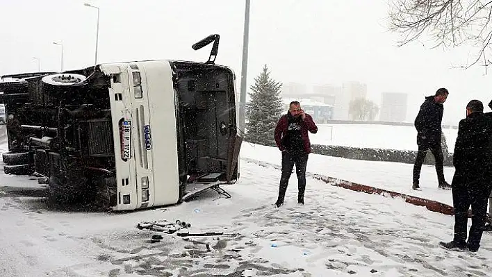 Kayseri'de işçi servisi devrildi: 21 yaralı