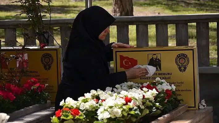 Şehit polis, kabri başında anıldı