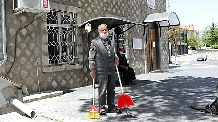 Sokağa çıkar çıkmaz bakımını yaptığı camiye koştu