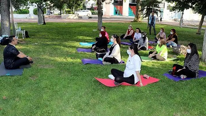 Anne adaylarına parkta yoga eğitimi