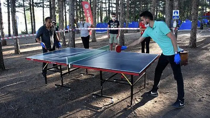 Doğaseverlerden salgın tedbirlerine uygun kamp