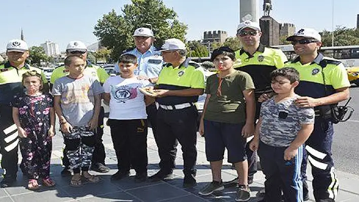 Her arabaya bir trafik polisi