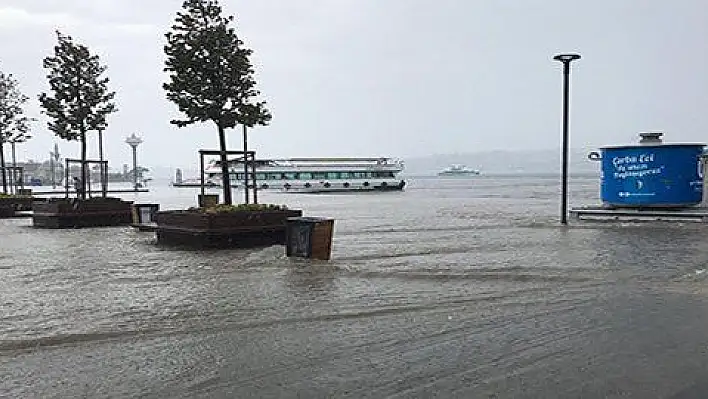 Üsküdar'da denizle kara birleşti 