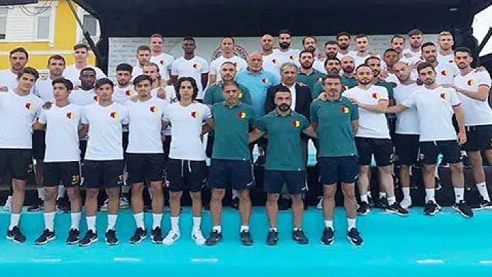 Kayserispor 32 futbolcuya lisans çıkardı 