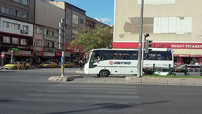 Midibüslerin yaya geçitlerini kapatması mağduriyet yaşatıyor