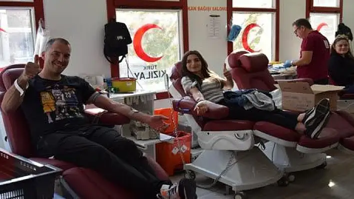 '1 Ünite kan 3 can 1 fidan' etkinliğinde 141 öğrenci kan verdi