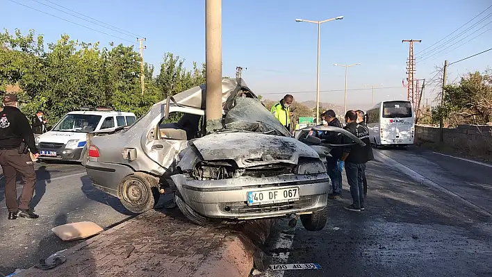 Aydınlatma direğine çarpan otomobil kağıt gibi ikiye katlandı