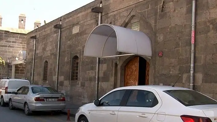 884 yıllık caminin kapı üstlerine tente yapıldı