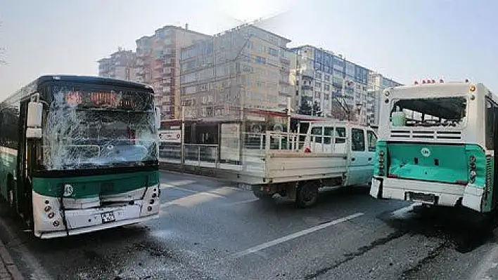 Halk otobüsü, durakta bekleyen otobüse çarptı: 13 yaralı