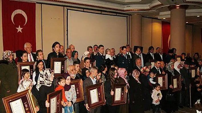 Şehit yakınları ve gazilere övünç madalyaları tevdi edildi