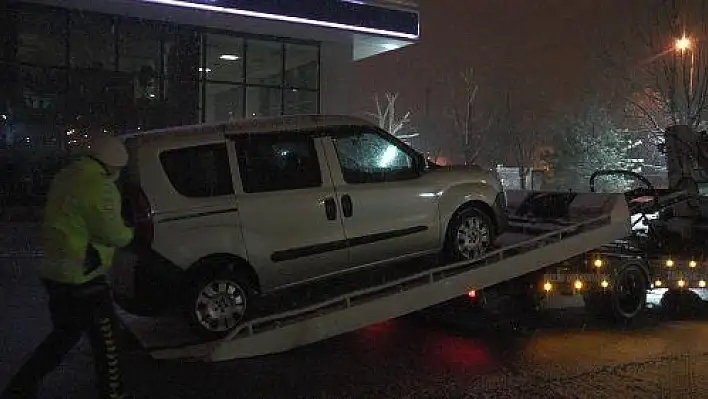 Polisin 'dur' ihtarına uymayan araç, kovalamaca sonucu yakalandı