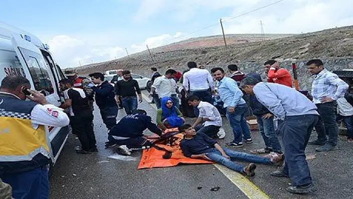 Malatya'da işçileri taşıyan minibüs devrildi: 13 yaralı