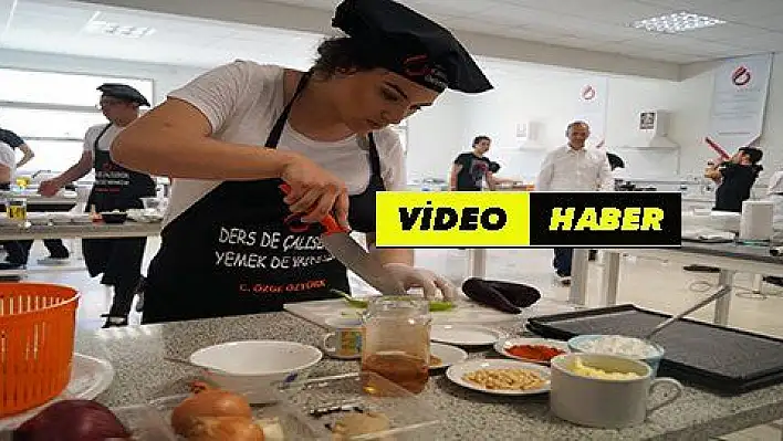 'Ders de Çalışırım Yemek de Yaparım' yarışmasının finali UKÜ'de yapıldı 