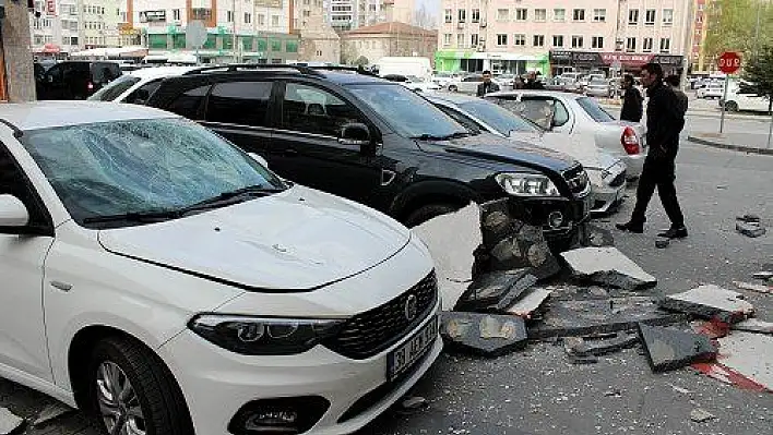 Binadan kopan parçalar araçların üzerine böyle düştü