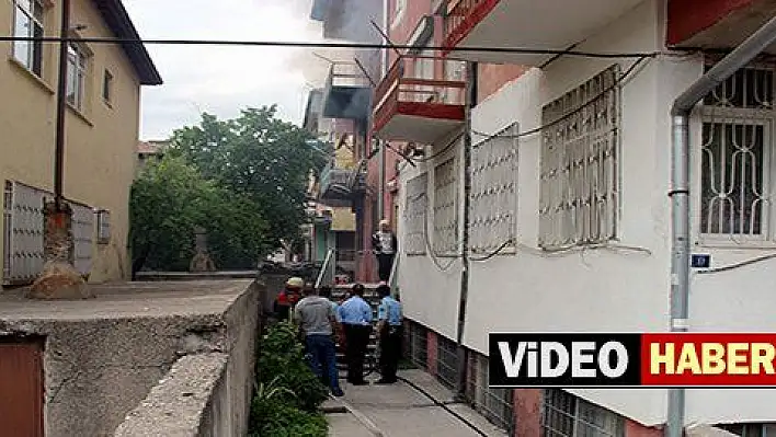 Dumanların sardığı apartmandan can havliyle çıktılar