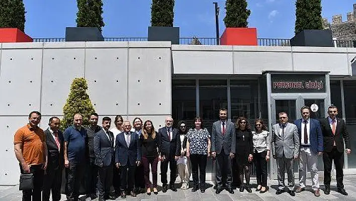 Başkan Büyükkılıç, Müze Günü'nde gençlerle sergi açtı, türkü söyledi, müjde verdi