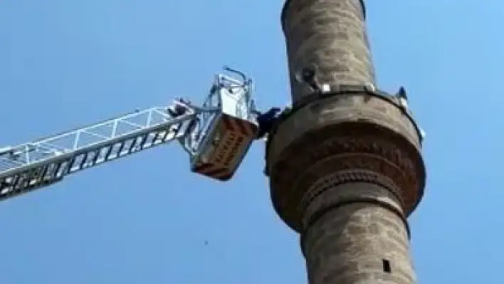 Cami minaresinde mahsur kalan adamı itfaiye kurtardı