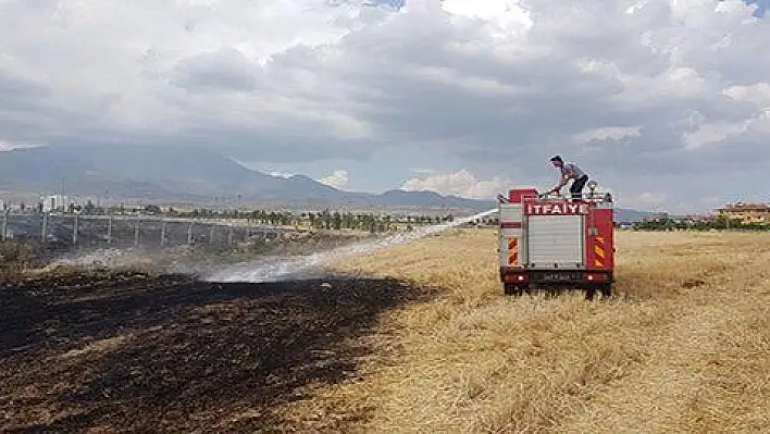 Develi'de ot yangını büyümeden söndürüldü 