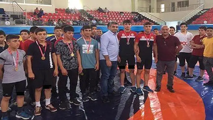 Pehlivanlar şehitler için mindere çıktı 