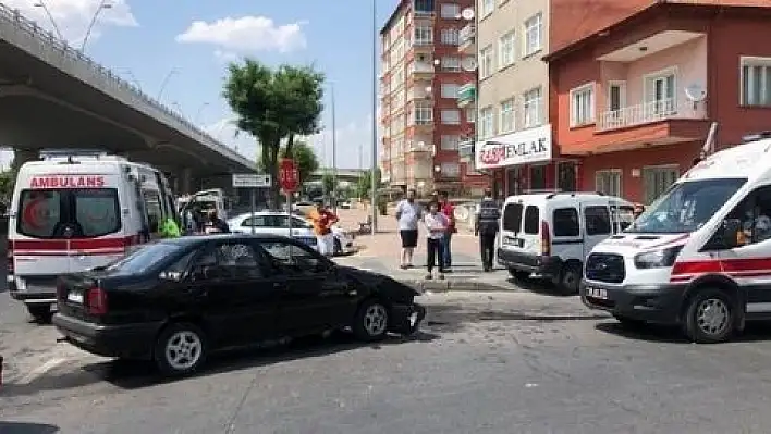 İki otomobil çarpıştı: 5 yaralı