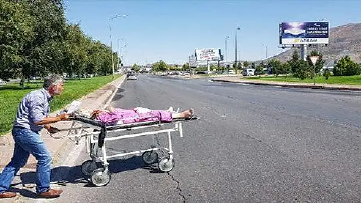 Ambulans verilmediğini iddia ettiği hastasını, sedye ile caddeye çıkardı