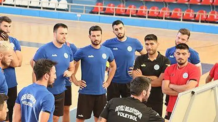 Develi Belediyespor taraftarı önünde ilk antrenmanına çıktı